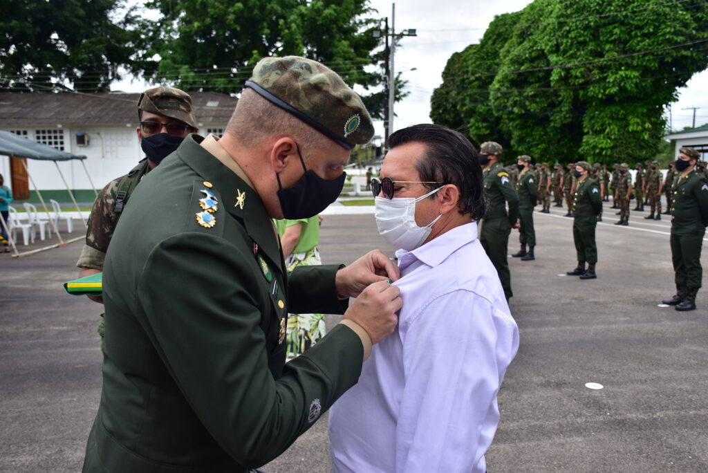 Artista acreano é condecorado com a Medalha Exército Brasileiro