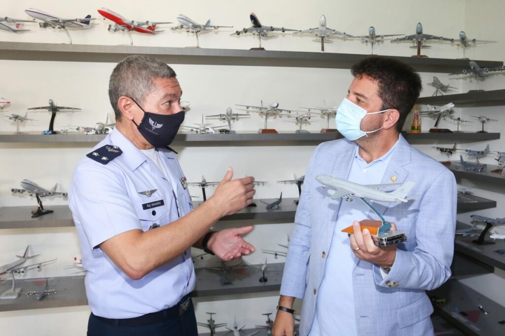 Gladson Cameli reafirma parceria institucional com o Comando Aéreo Amazônico