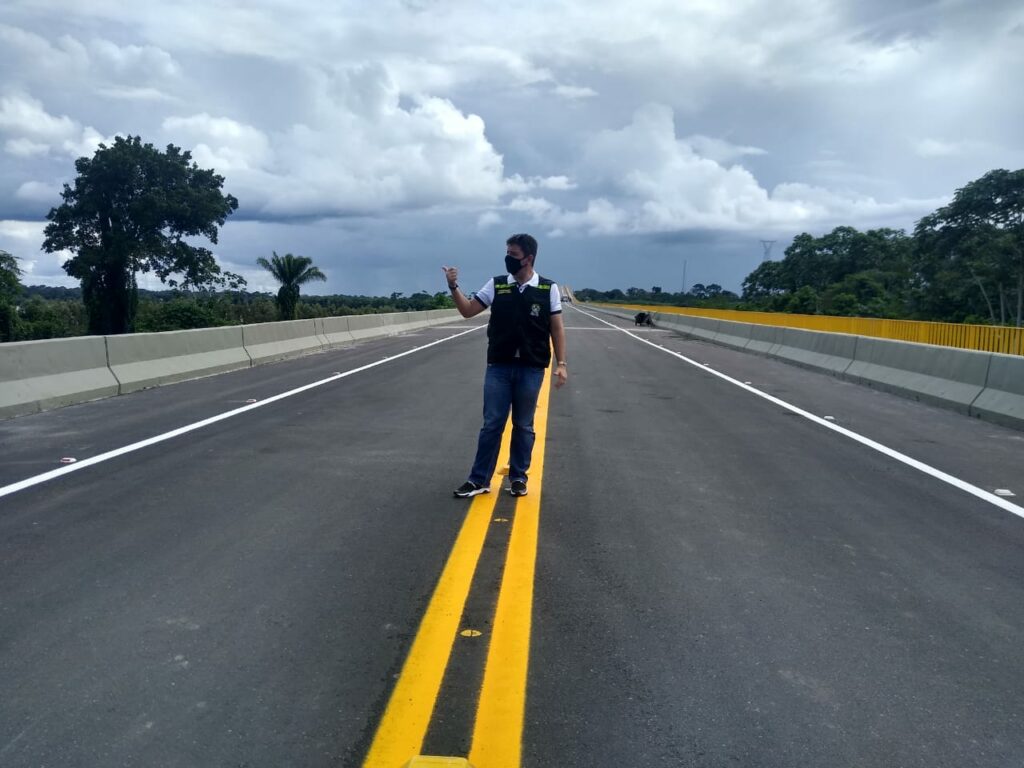 Gladson Cameli visita a ponte sobre o rio Madeira e declara que obra é o “segundo Canal do Panamá”
