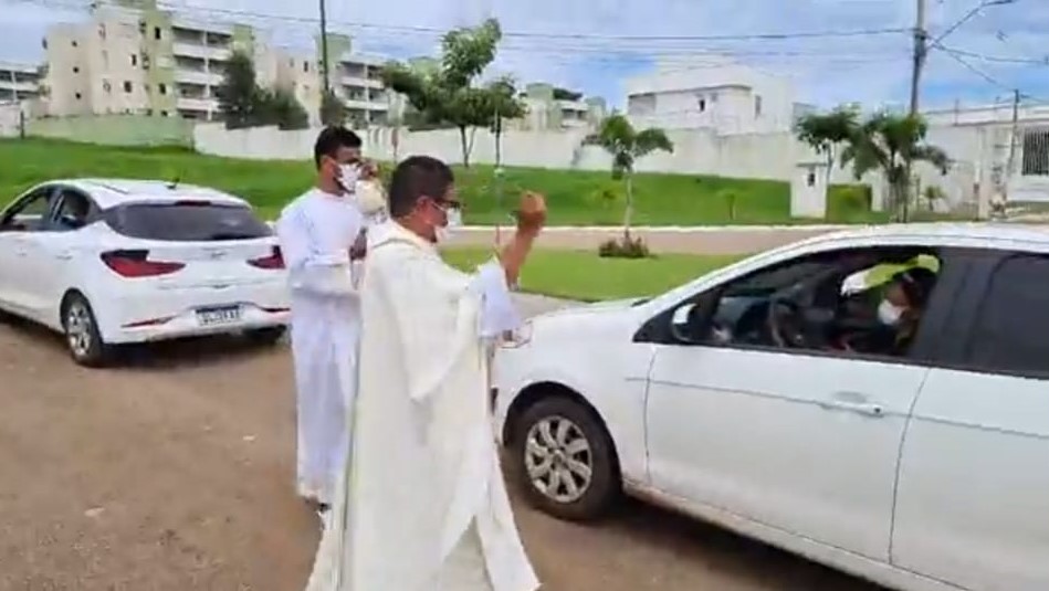 Católicos celebram Festa da Divina Misericórdia com carreata na capital
