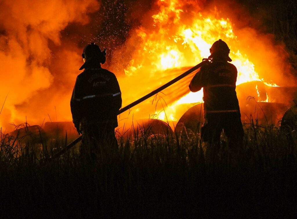 Incêndio de grandes proporções atinge estande de tiros do batalhão do Exército