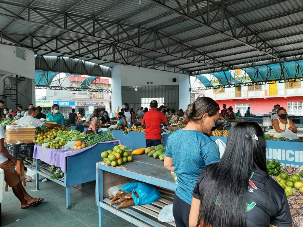 Com liberação de feira, Centro de Comercialização João Silvério Sobrinho, amanhece com muitas pessoas