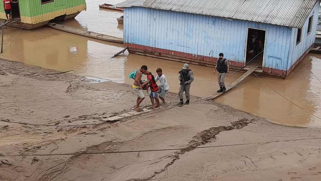 PM de Porto Walter recuperam embarcação e motor roubados de um trabalhador