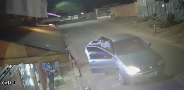 Vídeo: homem desce de carro e atira contra 2 jovens em distribuidora de Rio Branco