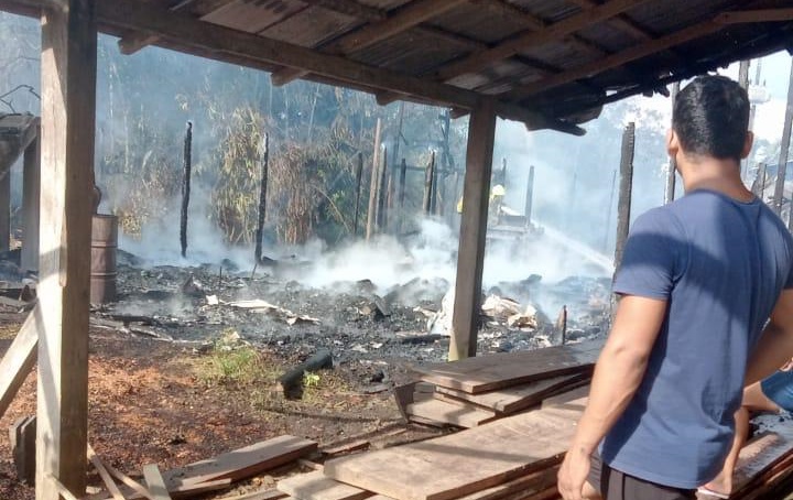 Marcenaria pega fogo e ação do Corpo de Bombeiros impediu danos maiores