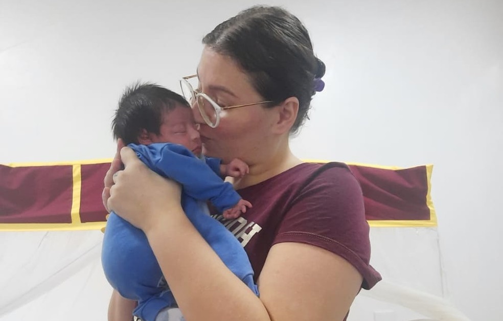 Após parto prematuro por causa da Covid-19, mãe comemora alta de bebê que ficou 10 dias na UTI