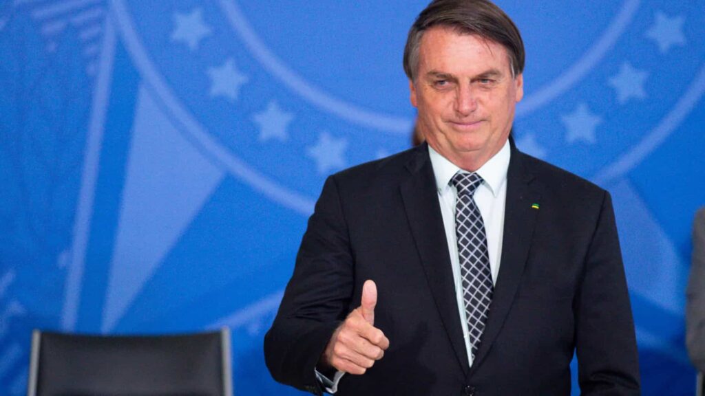 Bolsonaro ignora 4 mil mortes, ironiza título de genocida e critica medidas restritivas