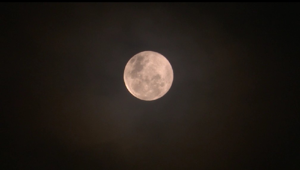 População do Acre acompanha ‘superlua rosa’ na noite desta segunda-feira (26)