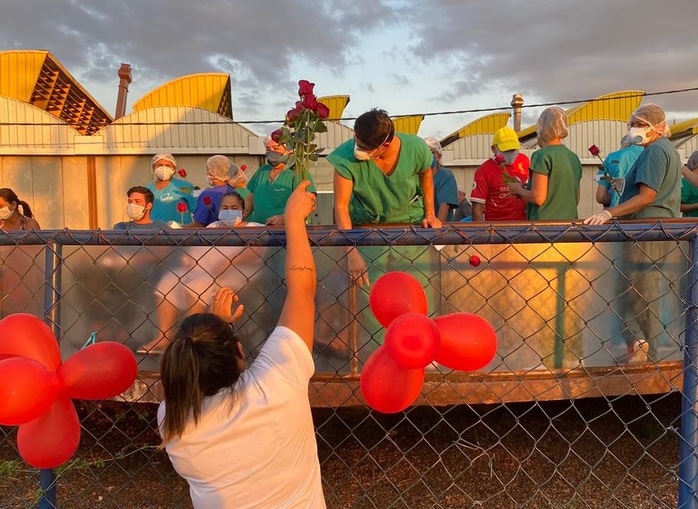 Voluntários entregam rosas e cantam para profissionais de saúde e pacientes com Covid-19