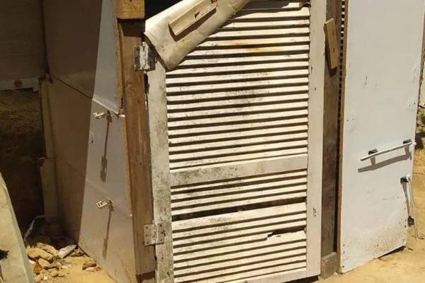 Menino autista preso em canil pela mãe e avó era dopado e amarrado