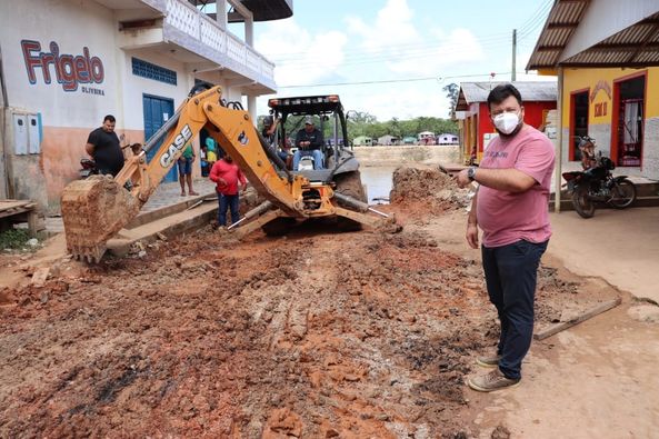 Prefeito em exercício Rodrigo Saraiva vistoria obras em Ipixuna (AM)