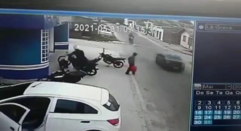 Vendedor de banana tem perna quebrada em acidente de trânsito em Cruzeiro do Sul; ASSISTA