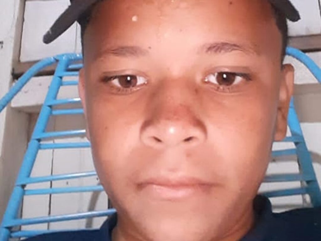 Adolescente de 14 anos desaparece após fugir correndo da mãe na rodoviária da Capital