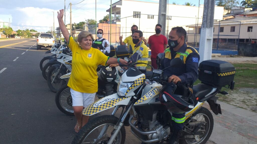 Apoiadores de Bolsonaro em Cruzeiro do Sul realizam carreata em apoio ao presidente