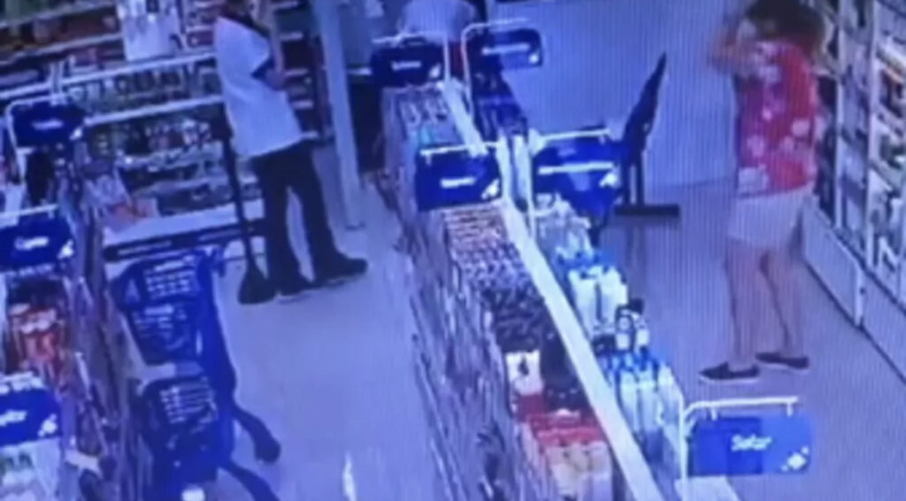 Idosa com Covid-19 passa mal em farmácia e é socorrida por funcionária