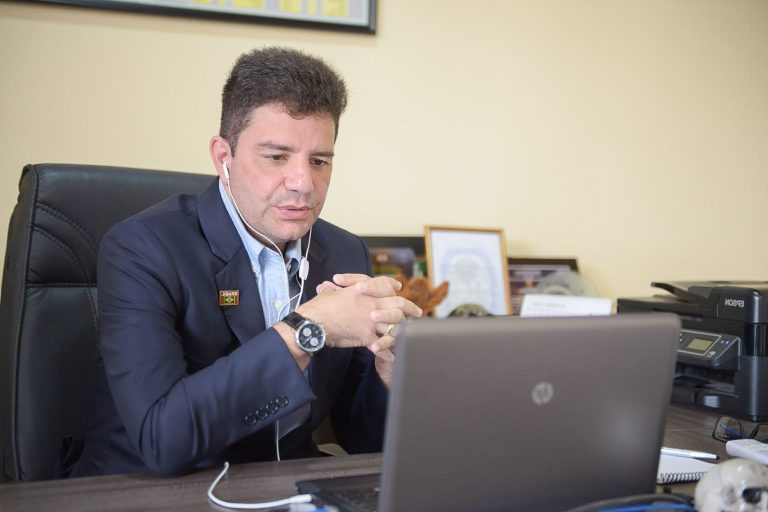 Gladson se recupera em casa de reações adversas da vacina contra covid-19