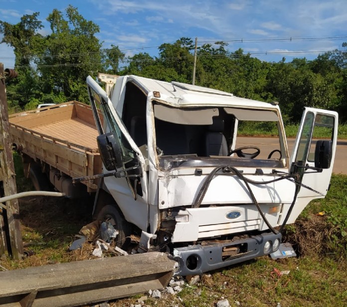 Motorista perde controle de caminhão após desviar de moto que parou na Via Verde