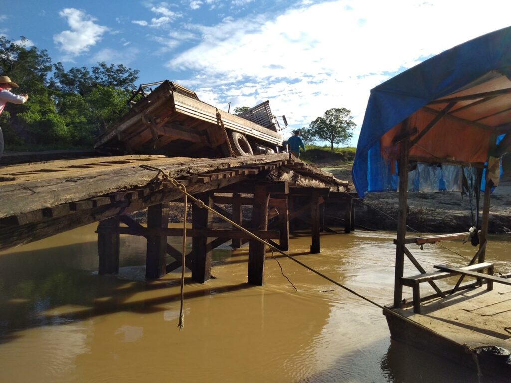Caminhão que transportava trator quase cai da ponte do Riozinho em Rio Branco