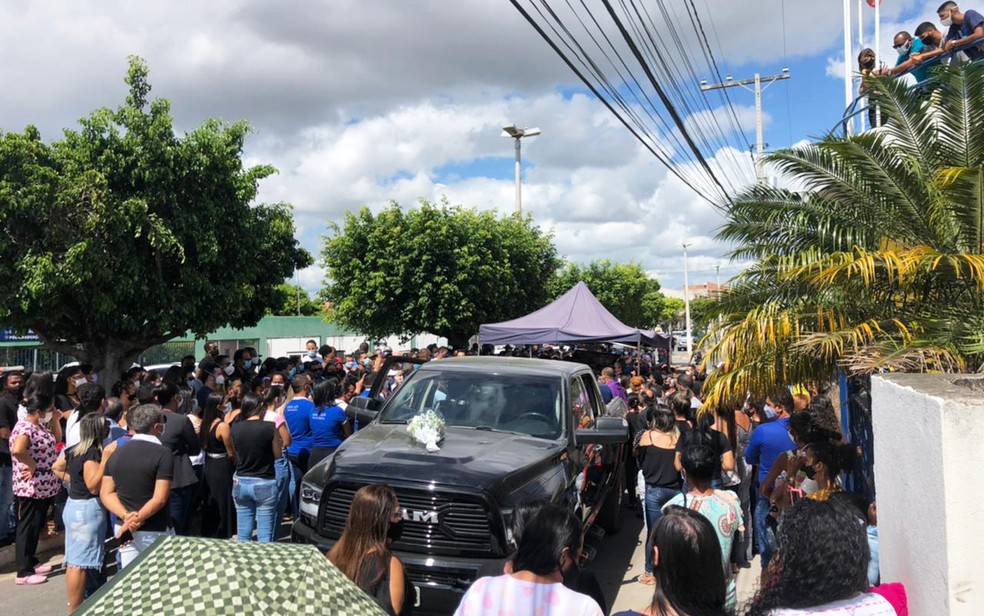 Cortejo é realizado em Araci para despedida ao médico morto na BA