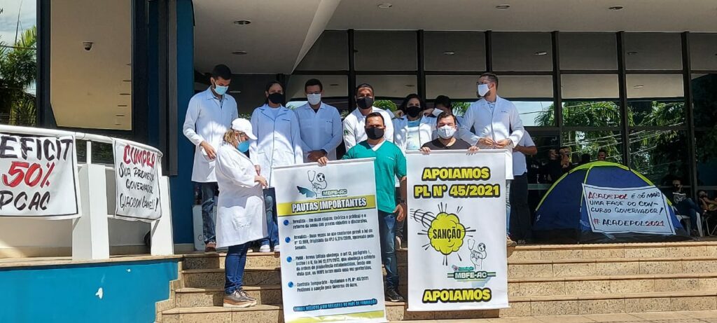 Médicos formados no exterior fazem manifestação para que Gladson sancione a lei que permite a contratação deles para atuar na pandemia
