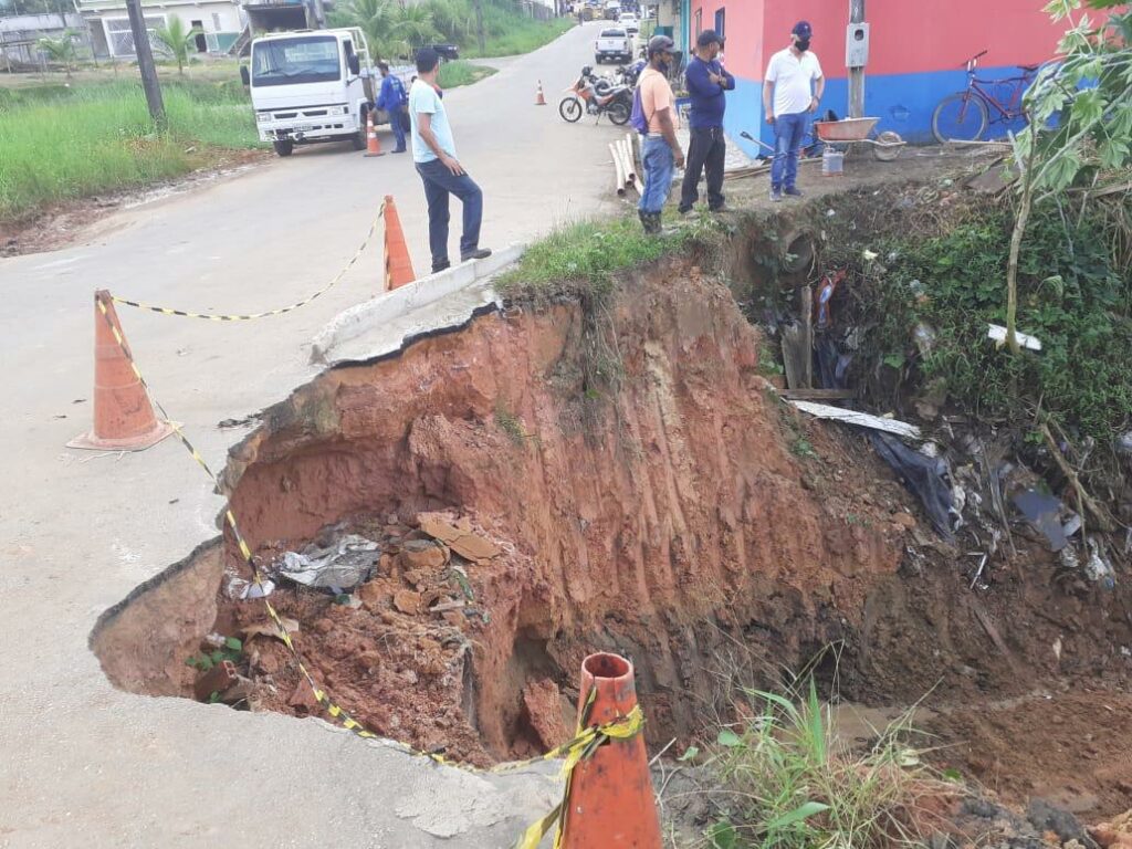 Em Cruzeiro do Sul, prefeitura recupera bueiro que comprometia tráfego na entrada do bairro da Cohab
