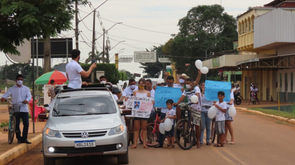 Ato com caminhada e oração em Plácido de Castro pede justiça pela morte de Gedeon Barros