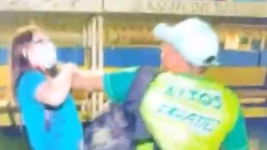 Jornalista da Globo é brutalmente agredida ao filmar briga no Piauiense; assista