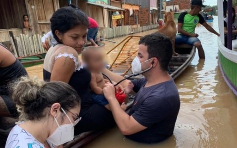 Rodrigo Damasceno, médico que viralizou ao atender bebê dentro da água em cheia no AC pediu afastamento após transferência sem consulta