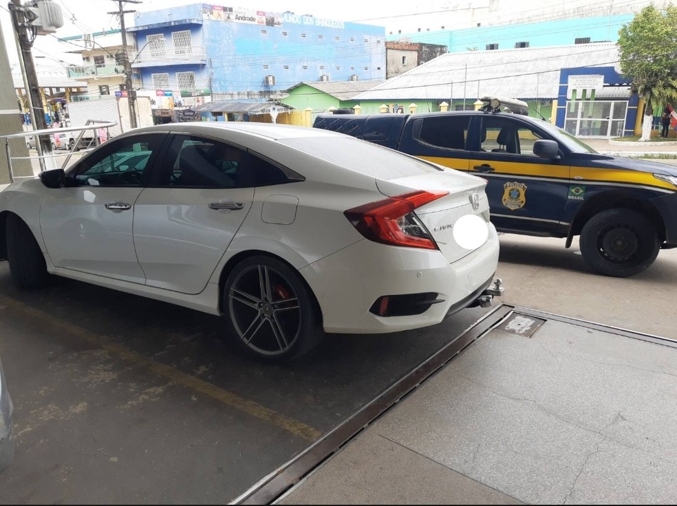 Carro roubado no Rio de Janeiro é apreendido em posto de combustível em Cruzeiro do Sul