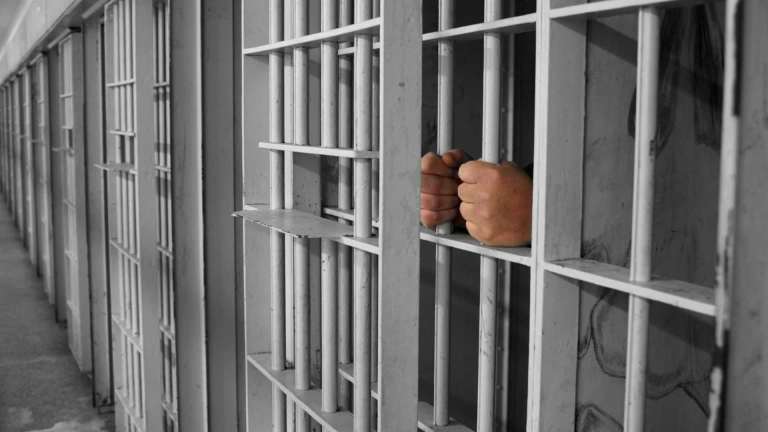 Pai é condenado a mais de 100 anos de prisão por estuprar filhas no Acre
