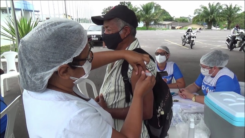 Dados mostram que menos de 1% das pessoas tem reação após tomar a vacina