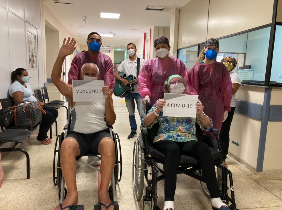 Casal de idosos internado com Covid recebe alta após 20 dias em hospital no Acre