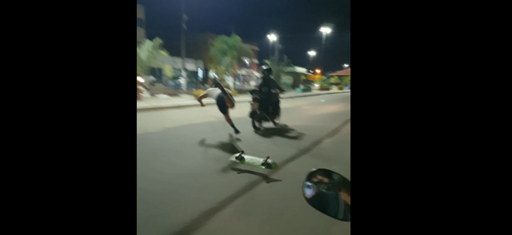 Viralizou: jovem leva maior tombo, após tentar andar de skate segurado na parte traseira de uma moto; assista