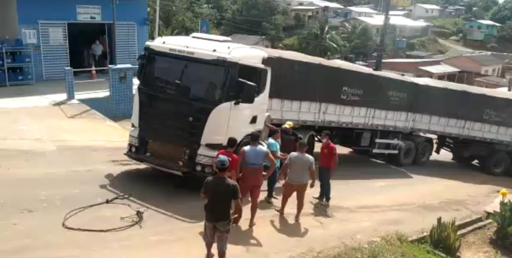 Carreta carregada não consegue subir ladeira em Cruzeiro do Sul; assista