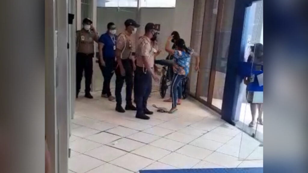 Mulher fica irritada com demora no atendimento na Caixa de Cruzeiro do Sul e parte pra cima de seguranças