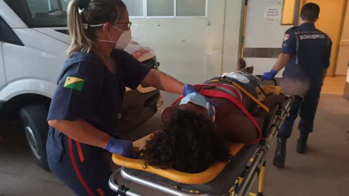 Travesti é atropelada ao tentar atravessar rua e vai parar no Pronto Socorro de Rio Branco