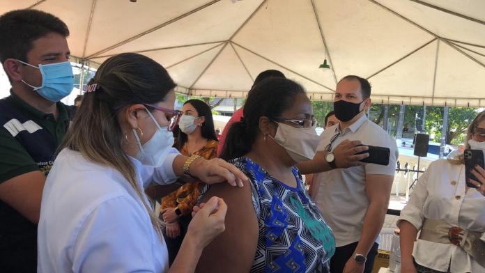 Após ser infectada e perder 4 parentes, acreana é vacinada contra a Covid-19