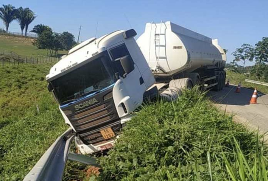 Carreta com combustível tomba na BR-364 próximo a Feijó e rodovia fica interdita