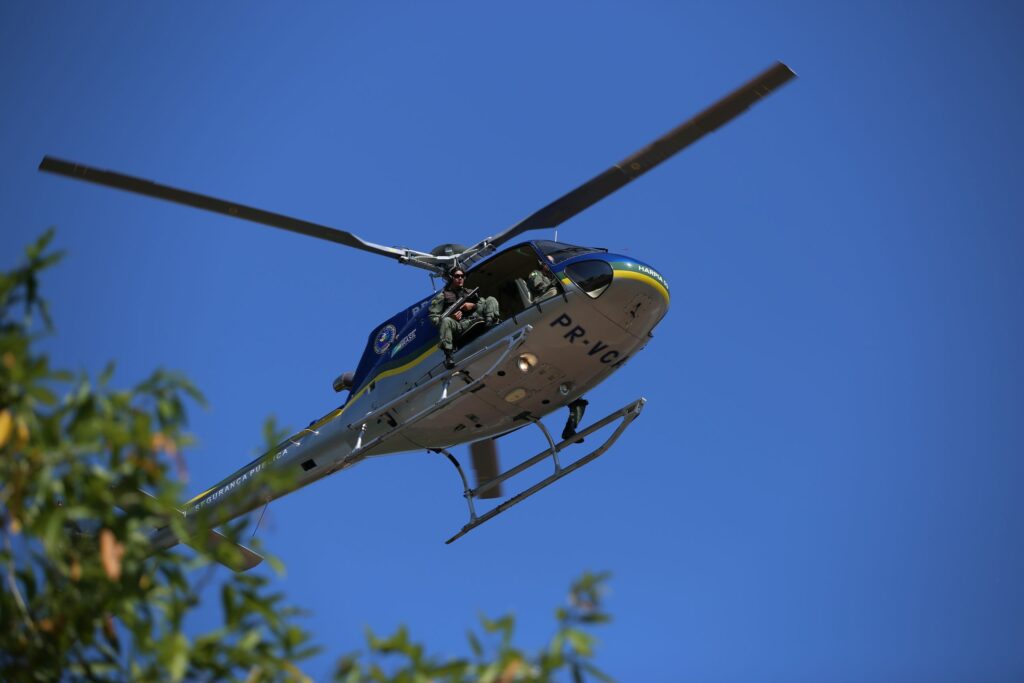 Equipe do Ciopaer apresenta ao governador novo helicóptero do Estado