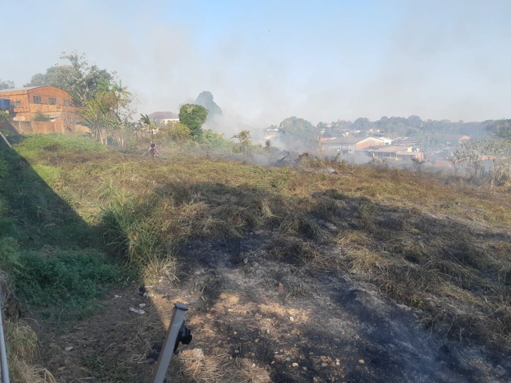 Queimada ilegal atrás de posto de gasolina quase termina em tragédia em Rio Branco