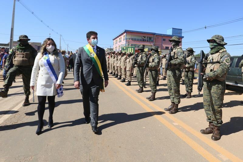 Nas comemorações dos 111 anos de Brasileia, Gladson participa de desfile, entrega veículos pesados e anuncia mais investimentos