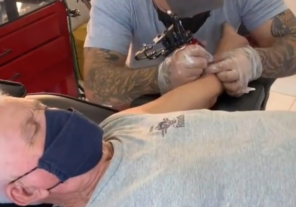 Aos 82 anos, idoso faz primeira tatuagem para homenagear o filho que morreu vítima de Covid-19 no Acre