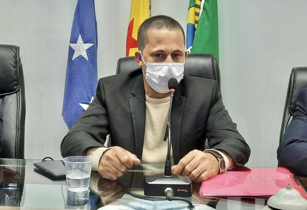 Vereador João Keleu denuncia obras paradas em Cruzeiro do Sul