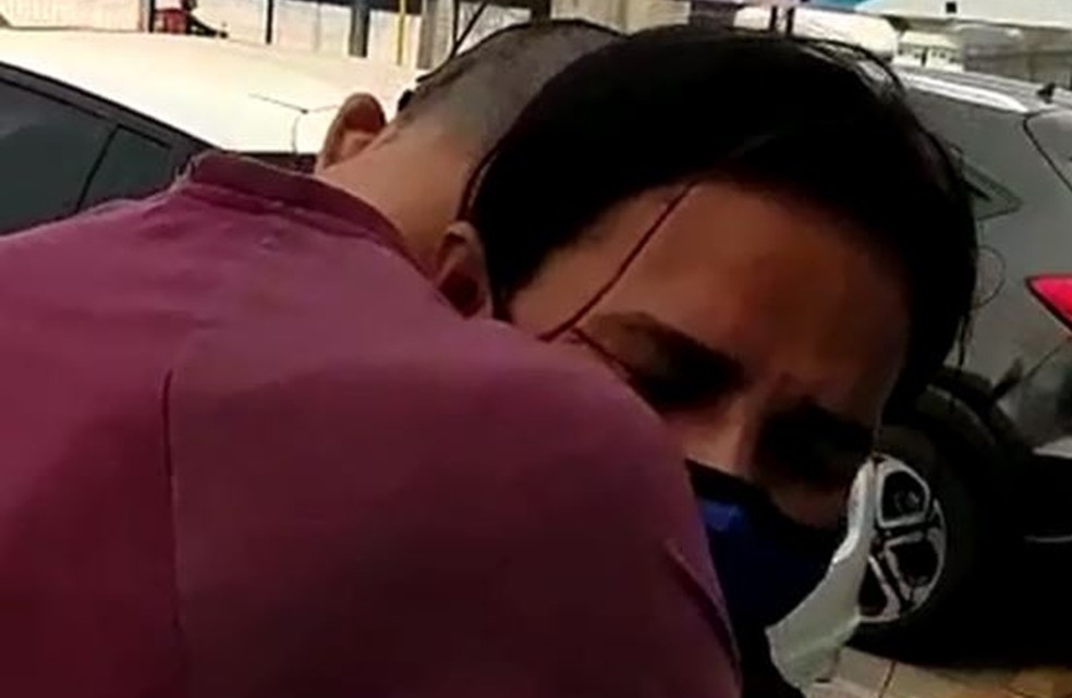 Filho de faxineira passa em medicina na Ufac e faz surpresa no trabalho da mãe: ‘Vai mudar minha vida’