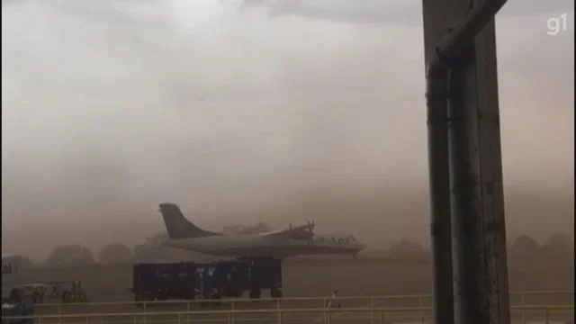 Ventos de quase 100 km/h balançam avião no aeroporto de Ribeirão Preto