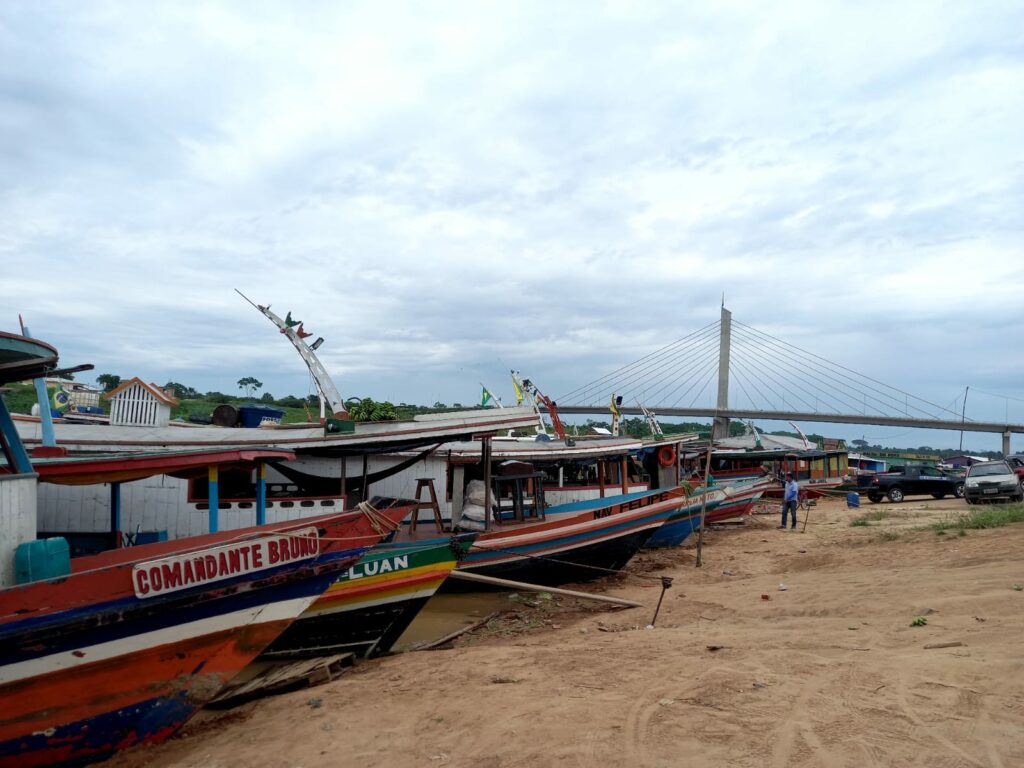 Com repiquete do rio Juruá, embarcações que levam insumos ao comércio de Marechal Thaumaturgo poderão reduzir o valor do quilo do peso