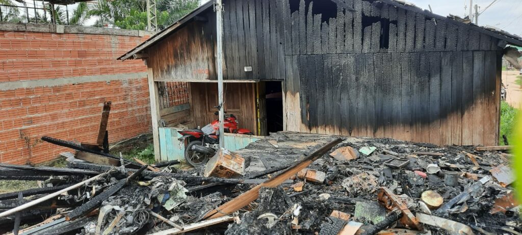 Mulher que teve parte de sua casa danificada por um incêndio pede ajuda tanto para ela quanto para o dono de eletrônica que perdeu tudo