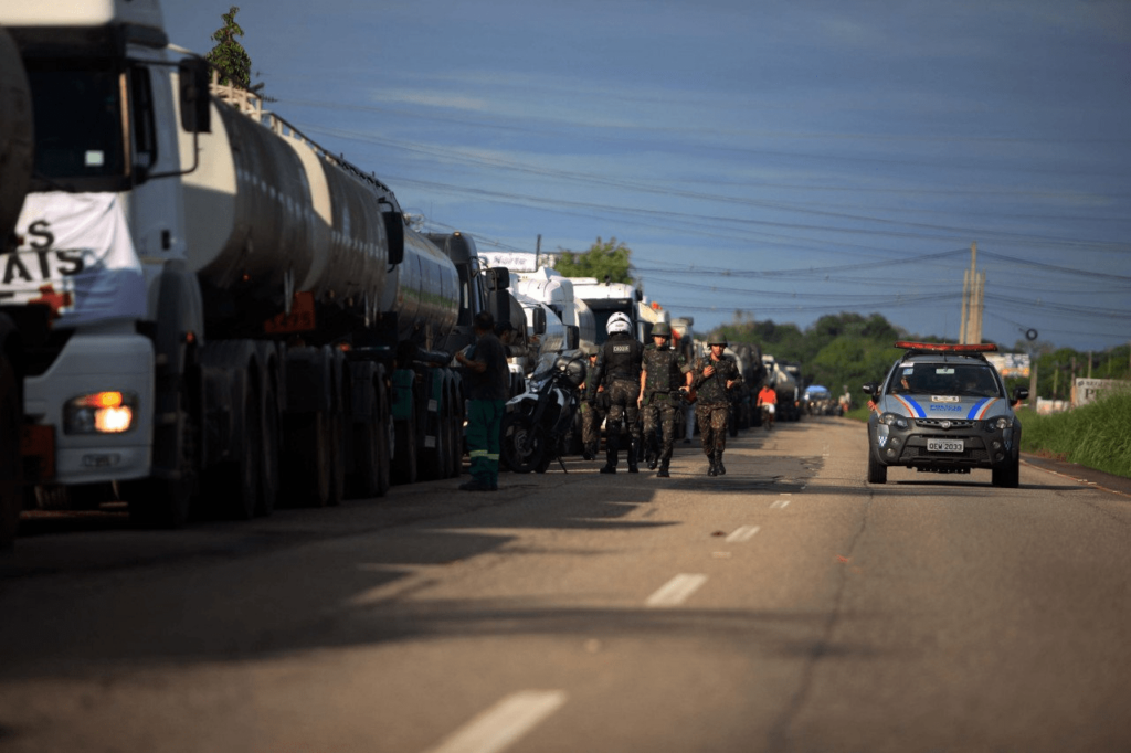 Caminhoneiros fecham BR-364 por 72 horas em ato a favor de Bolsonaro