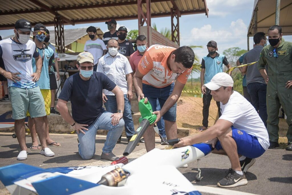 Convidado de honra, Gladson prestigia segundo encontro de aeromodelismo do Acre
