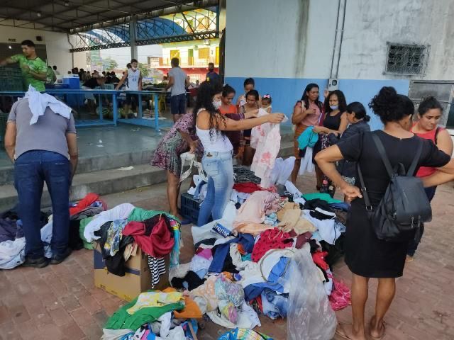 Voluntárias realizam bazar para ajudar na castração e tratamento de cachorros de rua